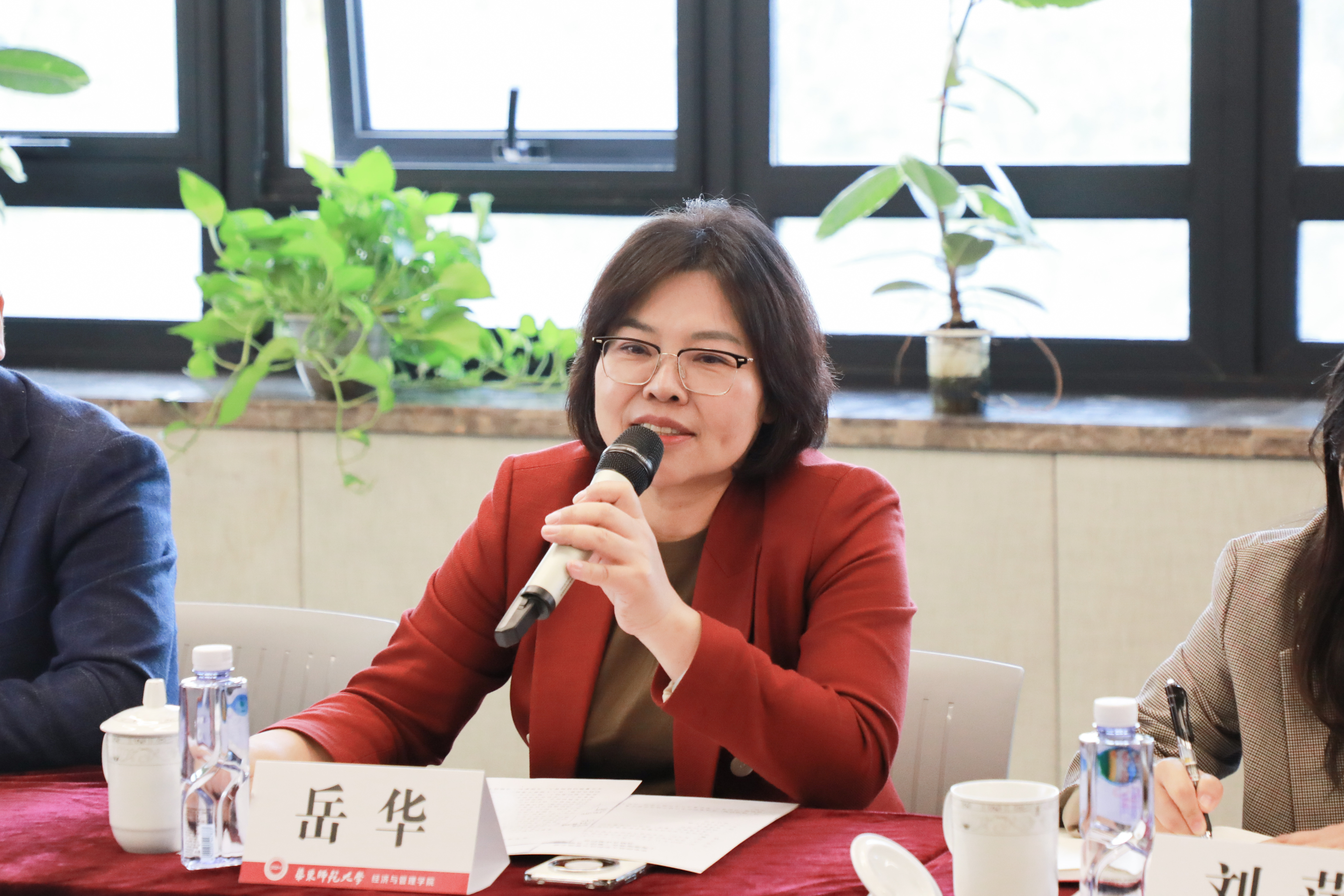 經濟與管理學院黨委書記嶽華.jpg